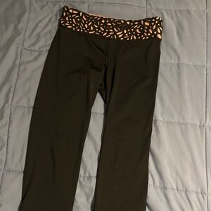 Aeropostale Capri Black Leggings with Pink Patterned Waistband Size M